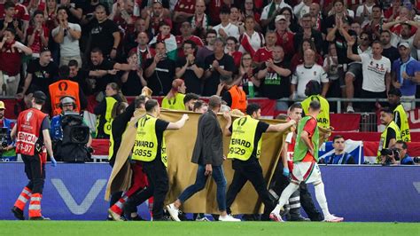 bwin turkey 7/24|Hungary's Varga stable after going off on stretcher .